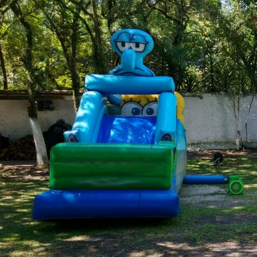 Tobogã inflável colorido montado para festa
